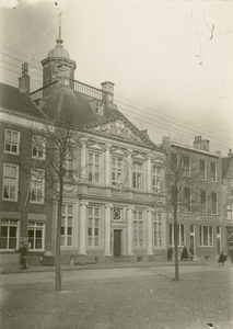 1285 Gezicht op het huis van Lampsins aan de Nieuwendijk 11 te Vlissingen (in 1940 bureau van het Loodswezen), met ...