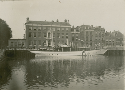 1289 Gezicht op het Admiraalshuis aan de Dokkade te Vlissingen, afgebroken in 1913, met aan de kade een motorzeilschip ...