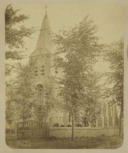1469 Gezicht op de Nederlandse Hervormde kerk te Baarsdorp, afgebroken in 1880, met de predikant, zijn echtgenote en ...