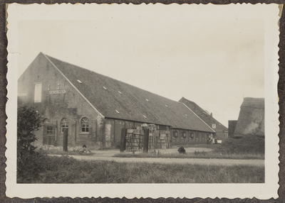 1488-3 Een deel van de zijgevel en achtergevel van de meestoof Nederland , gebouwd in 1826 te Nieuwdorp, met achter personen