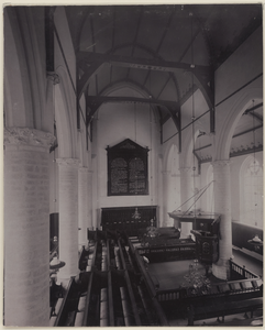 1524 Een deel van het interieur van de Nederlandse Hervormde kerk te Kapelle na de restauratie