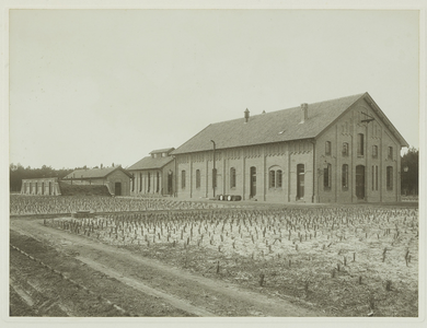 1566i Waterleiding Zuid-Beveland 21 mei 1913. Gezicht op de gebouwen van de winplaats te Ossendrecht