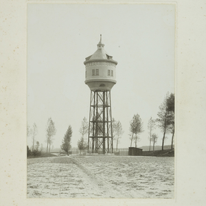 1566j Waterleiding Zuid-Beveland 21 mei 1913. Gezicht op de watertoren en omgeving te Kloetinge