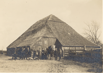 1679-3 Een stolpboerderij Het Schutje aan de Hekelweg (later Dreversweg) te Kerkwerve met op de voorgrond de boer L. ...
