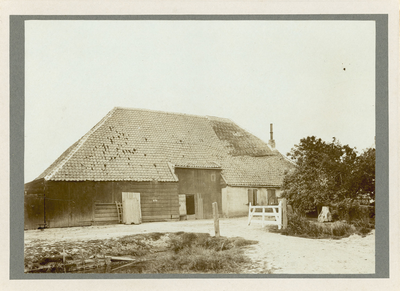 1679-5 Een stolpboerderij Nooitgedacht aan de Hekelweg (later Kievitsweg) te Duivendijke, bewoner Olivier Boot, ...