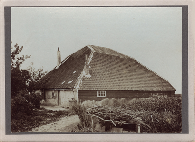 1679-8 Een stolpboerderij de Kevie aan de Kievietsweg te Duivendijke, bewoner Jac. Viergever Dzn, gesloopt 1946