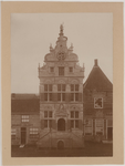 1698 De gevel van het stadhuis aan de Markt te Brouwershaven na restauratie