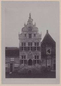 1699 De gevel van het stadhuis aan de Markt te Brouwershaven na restauratie