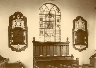 1725 Een wand met glas-in-loodraam, de monumenten van David de Huybert en Barbara Theodora van Willigen en herenbank, ...