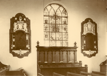 1725 Een wand met glas-in-loodraam, de monumenten van David de Huybert en Barbara Theodora van Willigen en herenbank, ...