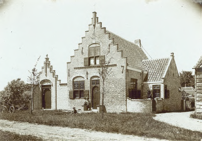 1781a Gezicht op het huis 't Anker (1617) te Haamstede, na de restauratie, met twee personen, en op de achterzijde ...