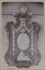 1845 Het grafmonument van Susanna Maria Lonque, weduwe van Johan Cau, geboren september 1699, overleden 30 september ...