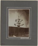 1867 Een deel van het interieur van de Nederlandse Hervormde kerk te Zierikzee met een kroonluchter (voor kaarsen)