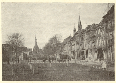 1915 Gezicht op het Havenplein te Zierikzee met de Gasthuiskerk, plantsoen op de gedempte Oude Haven, en personen