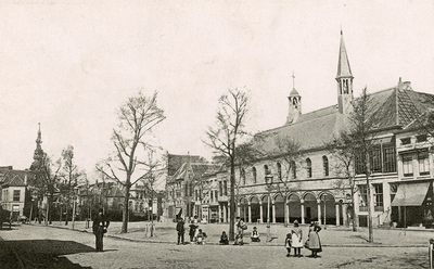 1916 Gezicht op het Havenplein te Zierikzee met de beurs en de Gasthuiskerk, plantsoen op de gedempte Oude Haven, en ...