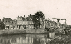 1917 Gezicht op de houten klapbrug in het midden van de Oude Haven te Zierikzee, afgebroken in 1891, met personen