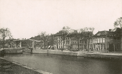1918 Gezicht op het eerste deel van de Oude Haven te Zierikzee, met de klapbrug, afgebroken in 1891, en personen op de kade