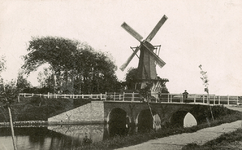 1923 Gezicht op de Westbrug te Zierikzee en de molen, afgebroken in 1898, met personen
