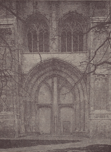 1975 Het portaal van de ingang van de toren van de Sint Lievensmonsterkerk te Zierikzee