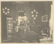 2169-13 De Elderschans 1908. Kamer in het huis de Elderschans te Aardenburg, met onder andere een olielamp, een ...
