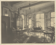 2169-14 De Elderschans 1908. Kamer in het huis de Elderschans te Aardenburg, met onder andere een secretaire, ...