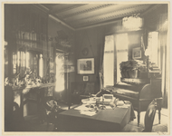 2169-16 De Elderschans 1908. Kamer in het huis de Elderschans te Aardenburg, met onder andere een schouw en een kamerscherm
