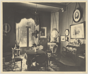2169-17 De Elderschans 1908. Kamer in het huis de Elderschans te Aardenburg, in gebruik als kantoor, met onder andere ...