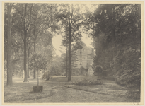2169-4 De Elderschans 1908. Gezicht in het park, genomen naar de zijgevel van het huis de Elderschans te Aardenburg