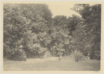 2169-9 De Elderschans 1908. Gezicht in het park, genomen naar de zijgevel van het huis de Elderschans te Aardenburg