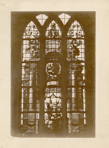 2175c Het glas-in-loodraam, vervaardigd door Cornelis van Barlaar (1660), na restauratie, met de afbeelding van het ...