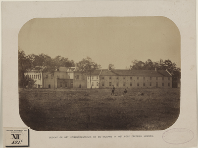 2177b Gezicht op het Kommandantshuis en de kazerne in het fort Frederik Hendrik. Het huis van de commandant en de ...