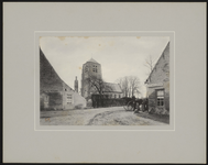 2187-8 Gezicht in het dorp Sint Kruis, met Nederlandse Hervormde kerk en personen bij het huis In den groenen boomgaard