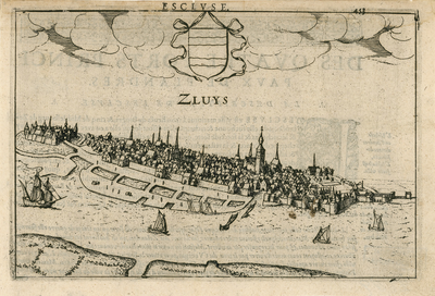 2189 Zluys. Escluse. Gezicht op de stad Sluis, vanuit het noordwesten, met de haven, midden boven het wapen van de stad ...