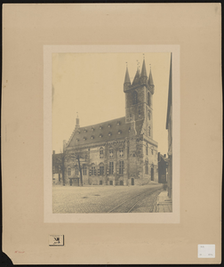 2215 Het stadhuis te Sluis, met de waterput, na de restauratie