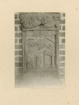 2221c Een in hout gesneden sleutelstuk in de bovenzaal van het stadhuis te Sluis, Kain en Abel bij het altaar
