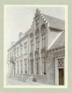 2228 De voorgevel van het Gothische huis aan de Noordstraat te Sluis, na restauratie bij het Gasthuis getrokken