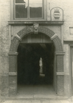 2229 De poort naar de brouwerij aan de Kapellestraat te Sluis, afgebroken in 1923, met boven een schild van de brouwerij