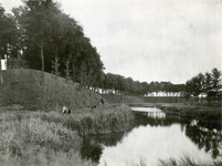 2258a Gezicht op de wallen van Hulst, aan de buitenzijde, met onderaan kinderen