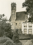 2277 Gezicht op de achtergevel met toren van het Refugium van de abdij van Duinen (het Prinsenhuis), in de Steenstraat ...