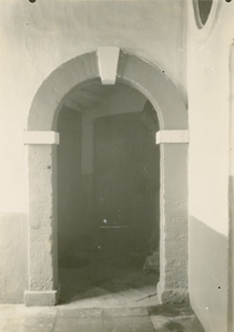 22b Het poortje in het voorhuis van de hofstede Waterlooswerve te Aagtekerke voor de sloop