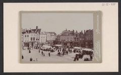 235 Gezicht op een deel van de Grote Markt te Middelburg met de gevels, gezien naar de Lange Delft tijdens een ...