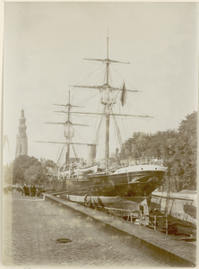 2350-38 Een schip in het droogdok aan de Dam te Middelburg