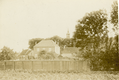 2407 Gezicht op Grijpskerke met op de voorgrond de N.H. pastorie. [c. 1910]. 1 foto ; 10 x 14,6 cm, 1910 c.]