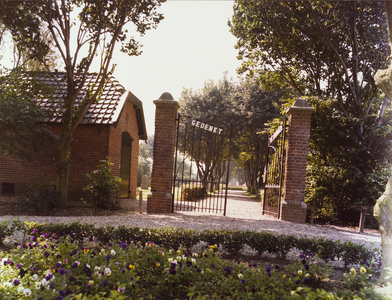 2412 Grijpskerke, ingang begraafplaats, hek met opschrift / J. Dudok van Heel. Noordwijkerhout , [c. 1981]. 1 foto : in ...