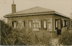 2421 [Vakantiehuisje van de Posterijen te Dishoek]. Aug. 1932. 1 foto ; 9 x 14 cm, 1932