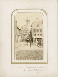 2433-8 Gezicht vanaf de Dwarskaai op de Dambrug en de Schuitvlotstraat te Middelburg, met op de achtergrond de Oostkerk