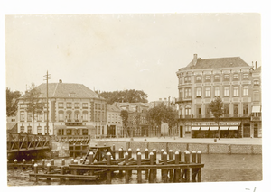 2530-1 Gezicht in de Stationsstraat te Middelburg met hotel Du Commerce. [c. 1900 ]. 2 foto's ; max. 27 x 37 cm, blad ...