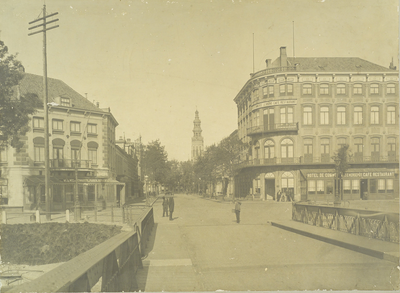 2530-2 Gezicht in de Stationsstraat te Middelburg met hotel Du Commerce. [c. 1900 ]. 2 foto's ; max. 27 x 37 cm, blad ...