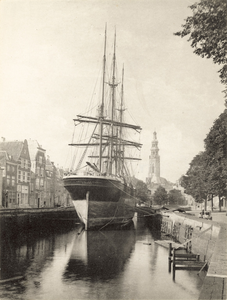 2540 Gezicht in het Droogdok (‘Prins Hendrikdok’) te Middelburg met het zeilschip ‘Angela Casanova’ uit Genua, gezien ...