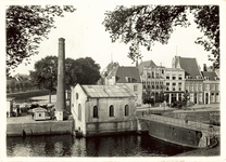2545 Gezicht op het pompgebouw en de schipdeur (bateau-porte) van het Droogdok (‘Prins Hendrikdok’) te Middelburg, ...
